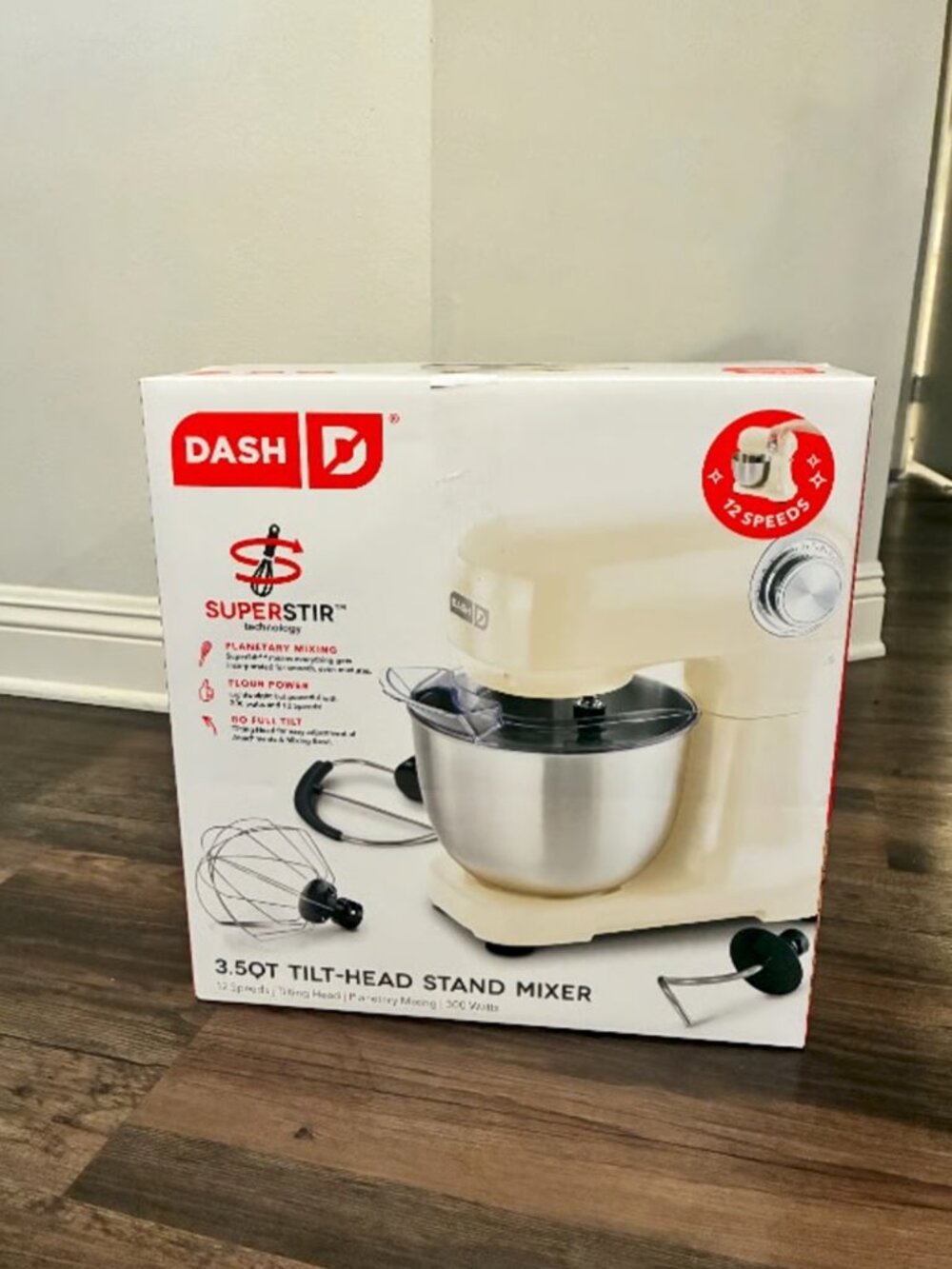 New In Box Dash 3.5 QT Tilt Head Stand Mixer in Cream - Picture 5 of 6